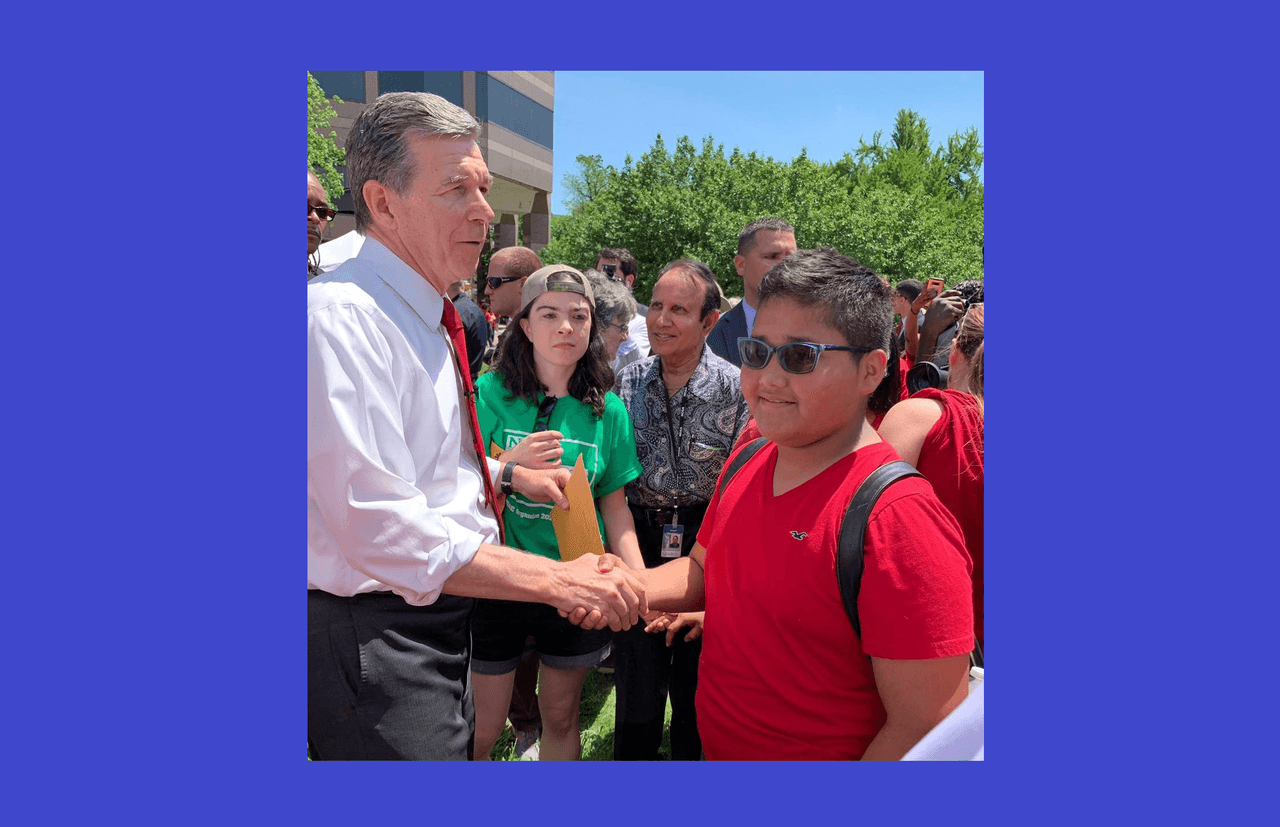 Roy Cooper, Gobernador de Carolina del Norte y Uriel Rodríguez, hijo de inmigrantes indocumentados