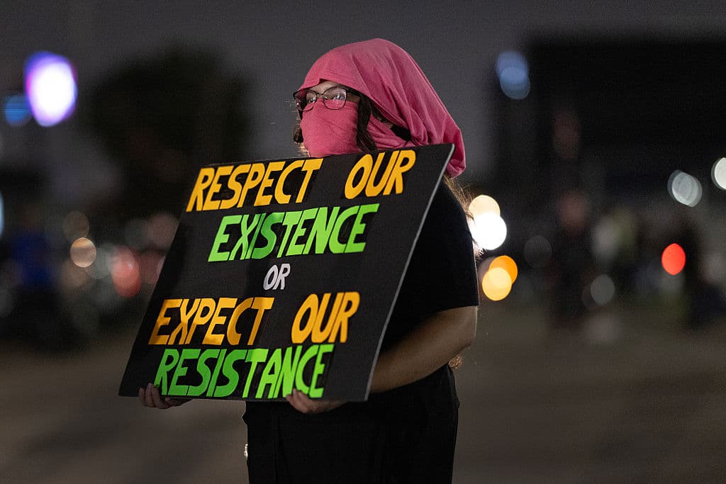"Respeta nuestra existencia, espera nuestra resistencia", dice otra protestante que se manifestaba pacíficamente.