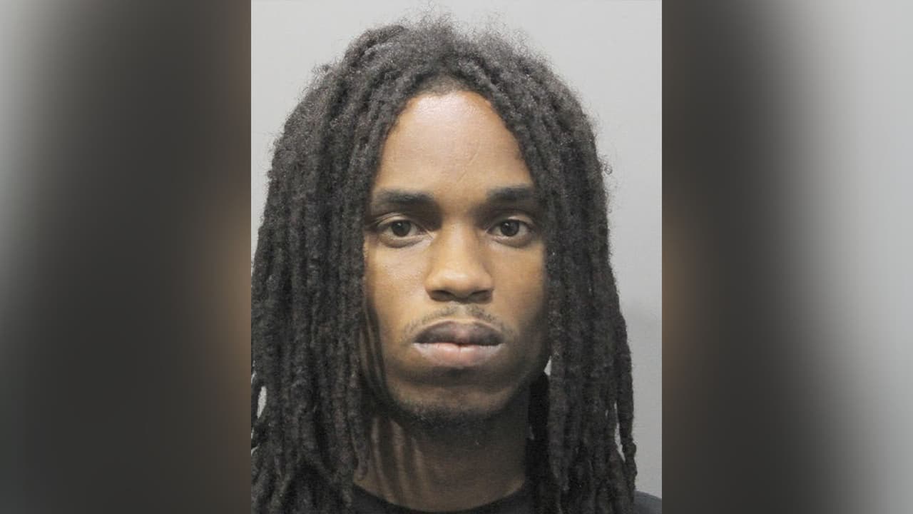 Keith Jamal Strahan, está acusado de robo de entre $2,500 y $30,000.