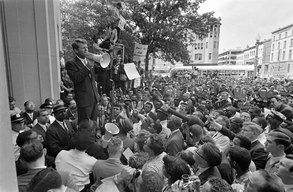Niegan la libertad condicional al asesino de Robert Kennedy