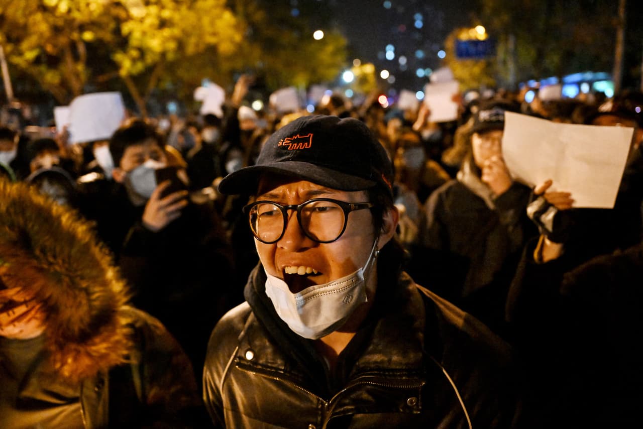 La ola de protestas en China golpeó las bolsas asiáticas, que abrieron el lunes con fuertes bajas. China reportó el lunes 40,052 contagios de covid-19, un récord en el país de 1,400 millones de habitantes.
<br>