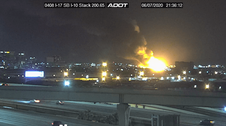 No está claro qué provocó este incendio. Al momento, no hay reportes de personas fallecidas ni heridas.
<br>