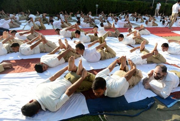 Los paramilitares también celebraron el Día Internacional del Yoga.