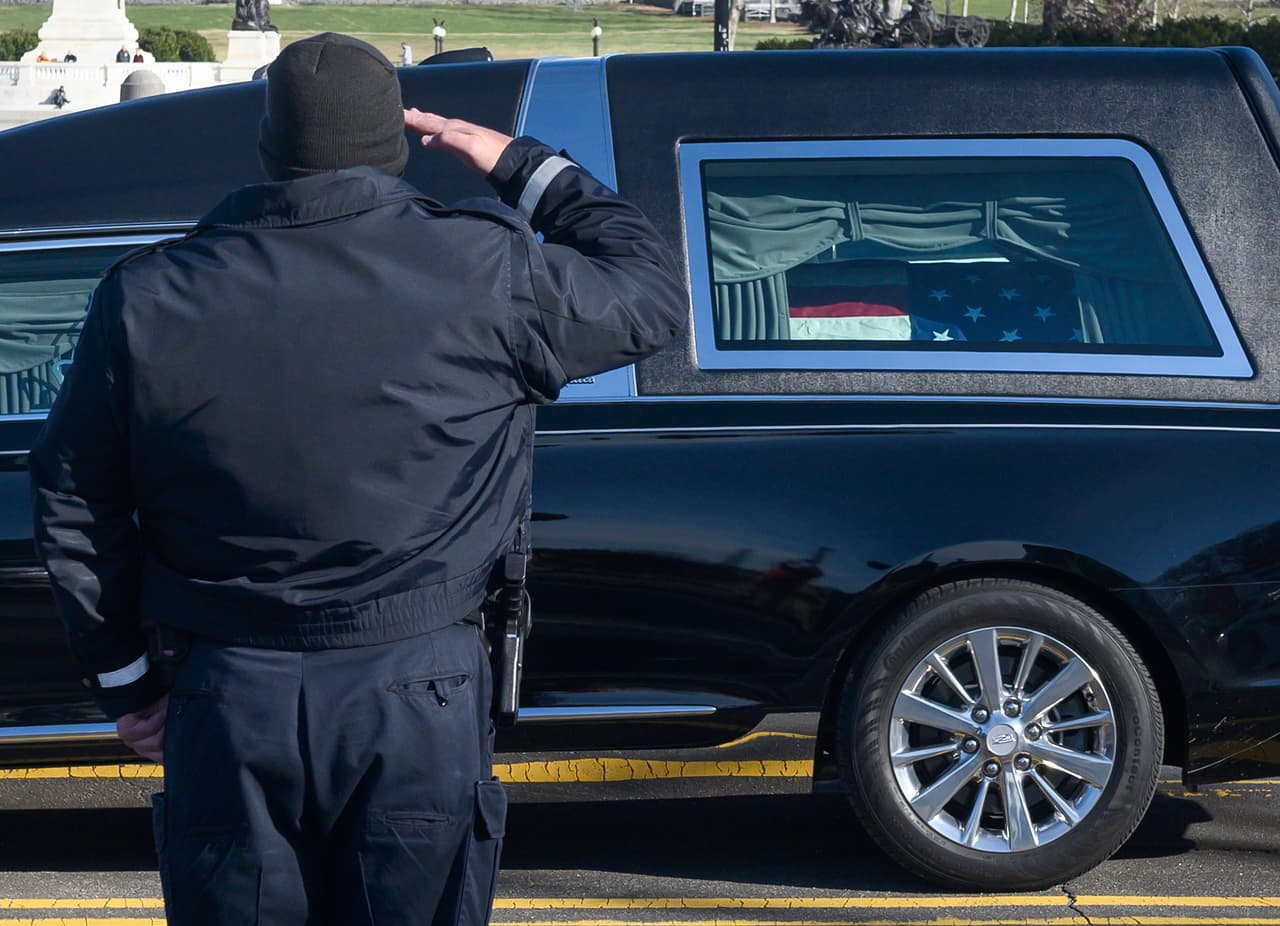 Agentes saludan al paso del ataúd con el cuerpo del agente Sicknick. El fiscal general interino, Jeffrey Rosen, dijo que no faltarán los recursos para que los responsables de este asesinato sean llevados a la justicia. El pasado viernes, las banderas ondearon a media asta en el Captiloio en señal de duelo.