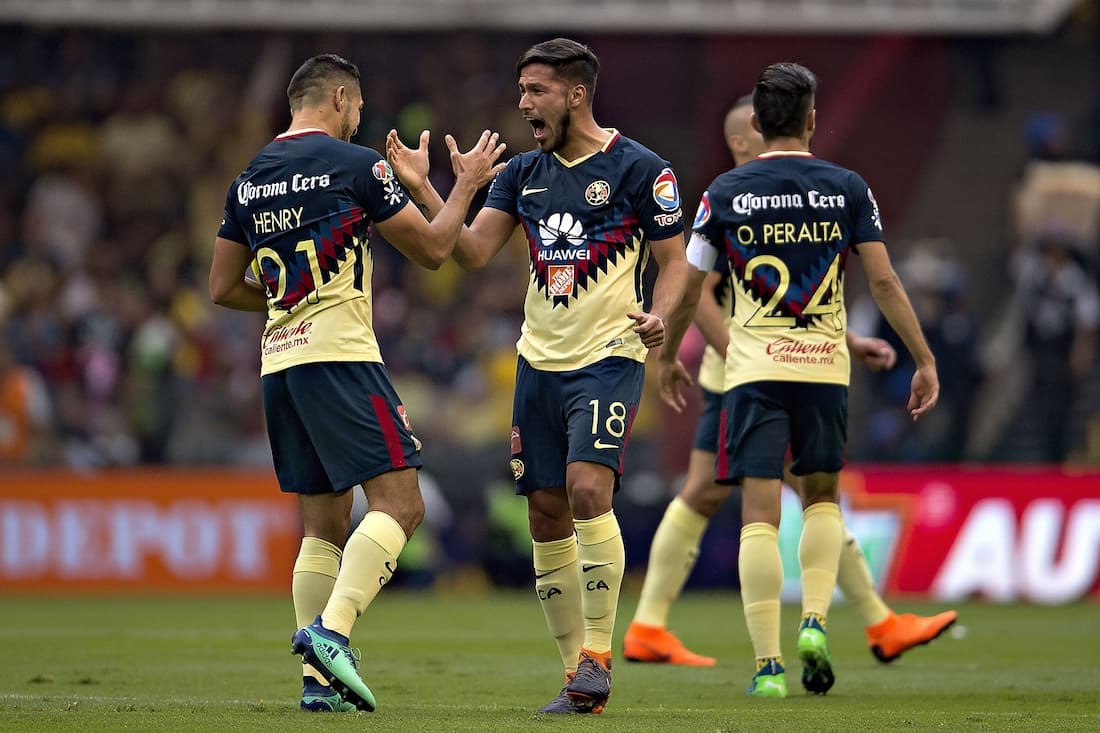 A centro de Jérémy Ménez, el paraguayo saltó en el área y de cabeza puso el segundo de la noche.