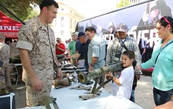 <h2 class="cms-H2-H2">Marine Day at the Alamo</h2>
<br>
<ul>
<li class="li1">Cuándo: 30 de abril</li>
</ul>
<ul>
<li class="li1">Hora: 11:00 a 12:00 horas</li>
</ul>
<ul>
<li class="li1">Dónde: Alamo Plaza</li>
</ul>
<ul>
<li class="li1">Qué es: La Marina de Estados Unidos estará en el Alamo.</li>
</ul>
<ul>
<li class="li1">Costo: Gratis</li>
</ul>
