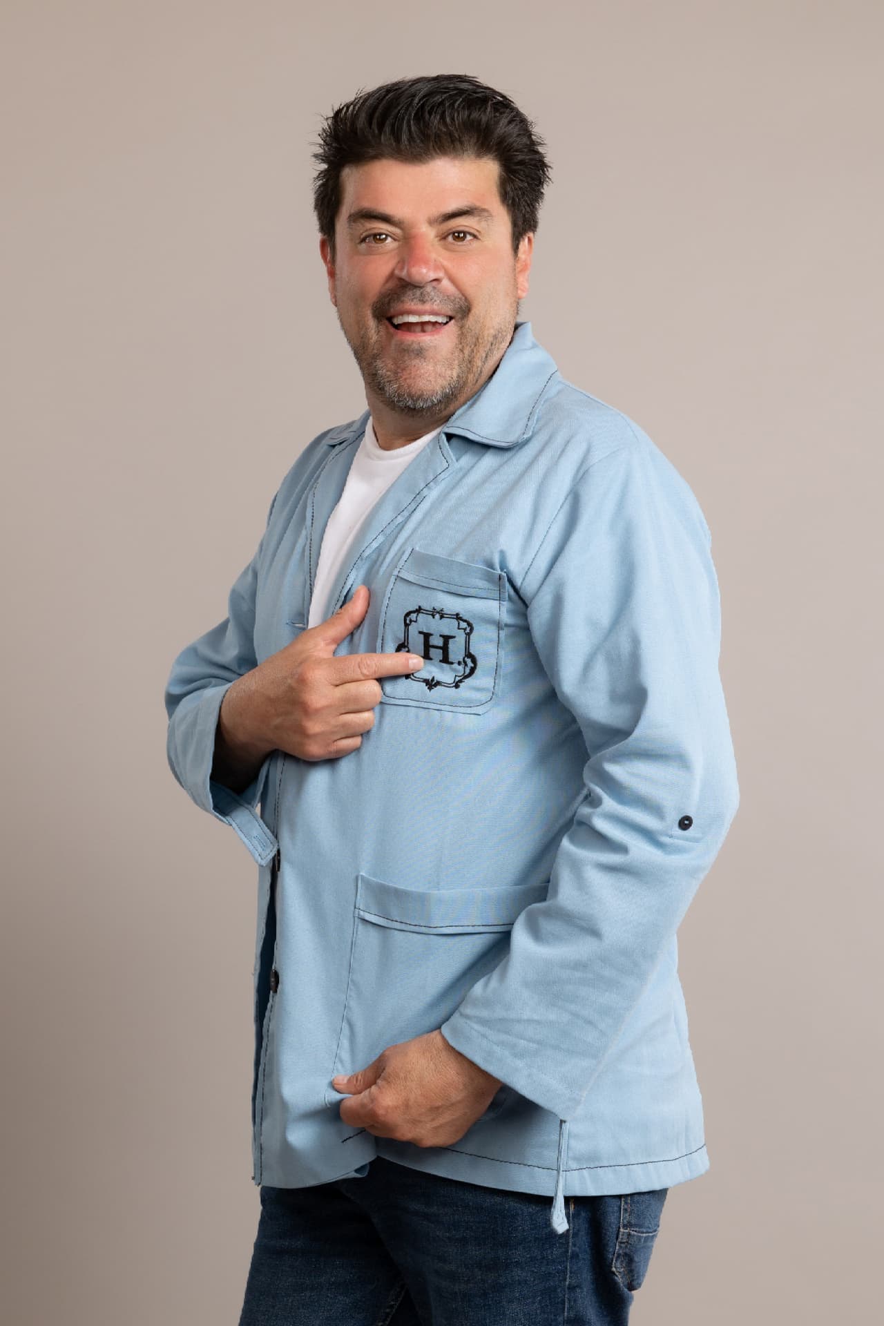 El también locutor confía en que su carisma le dará la victoria, además de tener la ventaja de ser un conocedor de los reality shows, con su participación años atrás en 'Big Brother VIP', programa tras el cual obtuvo gran reconocimiento entre el público.