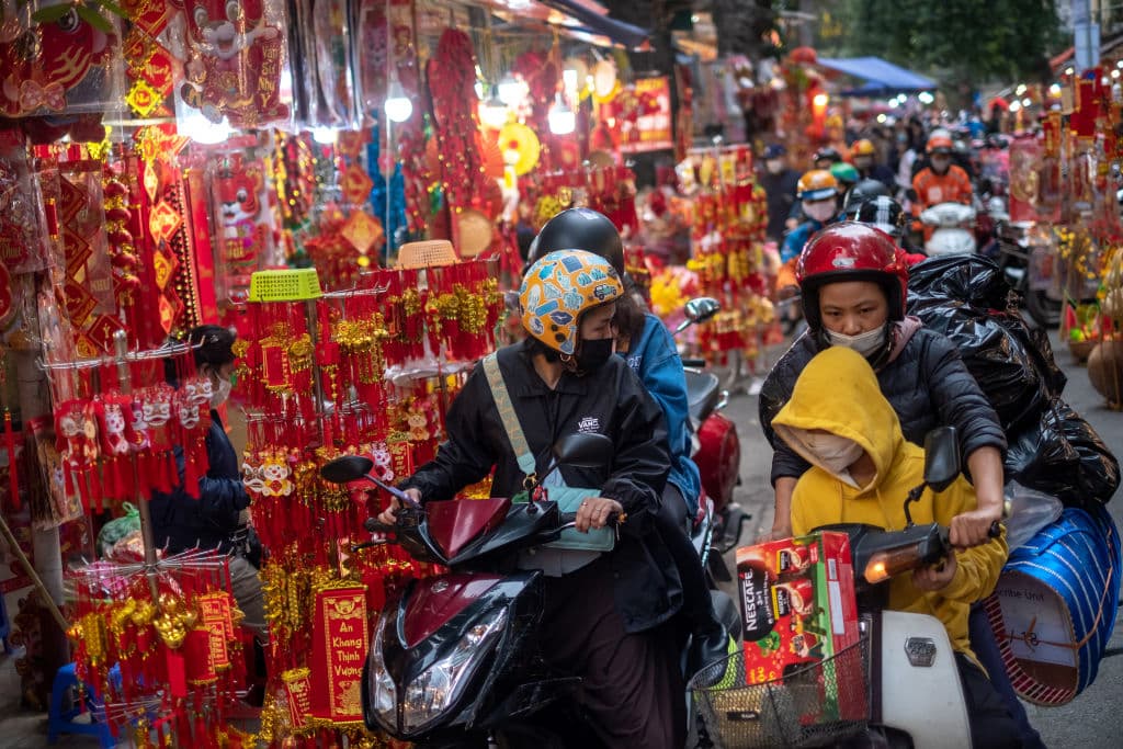 Otra tradición de esta festividad es salir a buscar las decoraciones en familia, como se puede ver en esta imagen de 
<b>Hanoi, Vietnam.</b>