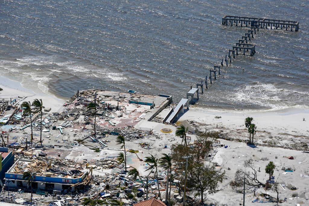 Estos son los restos de un muelle en Fort Myers Beach, del que quedó en pie solo la estructura.