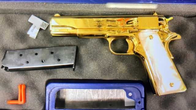 Con una pistola bañada en oro, así fue arrestada una mujer estadounidense en un aeropuerto de Australia    