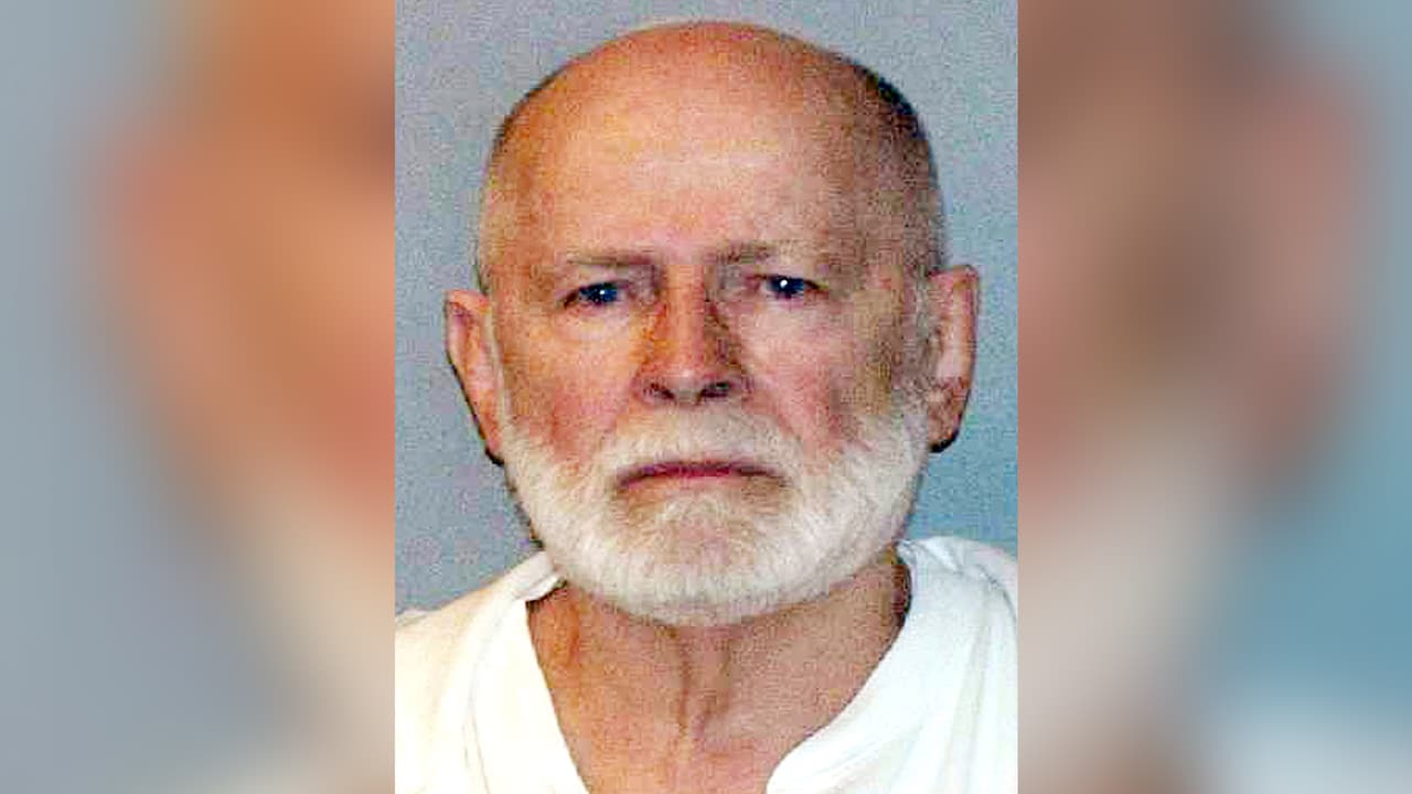 Acusan a tres hombres por el brutal asesinato en la cárcel de un célebre jefe de la mafia en Boston