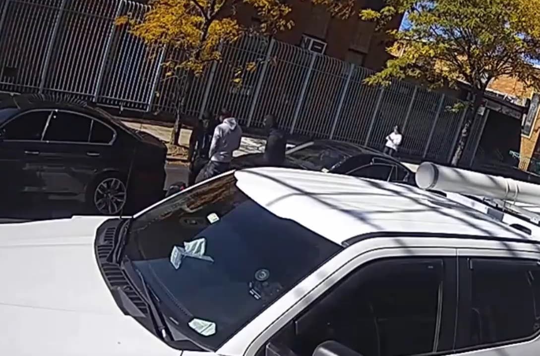 Buscan a banda de robacoches, así bajan a sus víctimas de los autos para asaltarlos