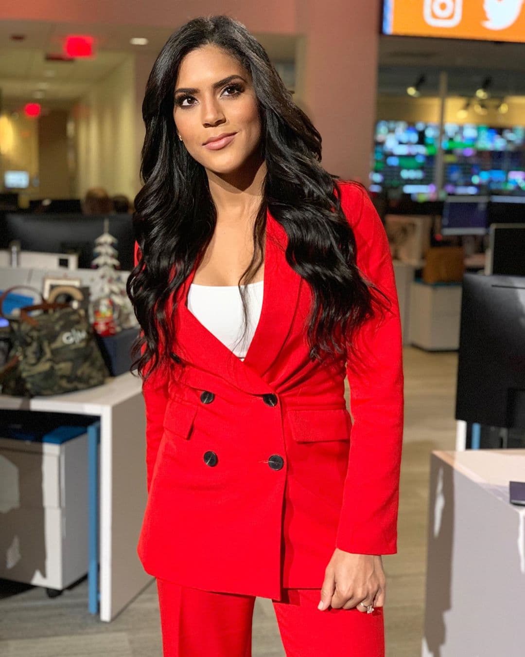 El rojo es un color que empodera y para muestra esta fotografía de Francisca con una expresión que refleja fuerza y ganas de conquistar al mundo que la rodea.