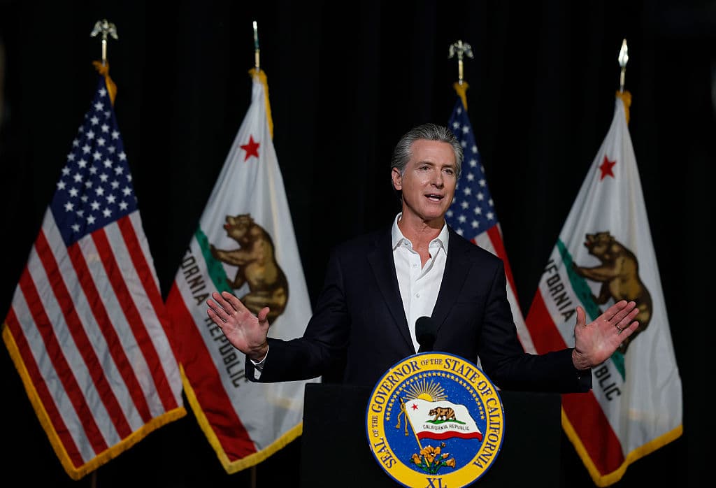 <b><a href="https://www.univision.com/local/san-francisco-kdtv/gobernador-de-california-gavin-newsom-desplegara-a-guardia-nacional-para-apoyar-a-bancos-de-alimentos" target="_blank">El gobernador de California, Gavin Newsom,</a></b> también había advertido conflictos. Alegó que Donald Trump sacó esa estrategia "directamente del 
<b>manual de un dictador</b>".
<br>
<br>Newsom recordó que el presidente de los Estados Unidos ha hecho lo mismo en varias ocasiones: "
<b>Dice que va a enviar a la Guardia Nacional para abordar tasas de criminalidad incontrolables, que son ficticias. </b>Pero primero, necesita crear condiciones de ansiedad. 
<b>Necesita crear las condiciones que luego, entre comillas, pueda resolver. </b>Entonces, ¿qué hace? 
<b>Envía hombres enmascarados</b>. Envía a la Patrulla Fronteriza. Envía a ICE, crea ansiedad y miedo en la comunidad para luego poder atribuirse el mérito de resolverlo enviando a la Guardia desde el principio".