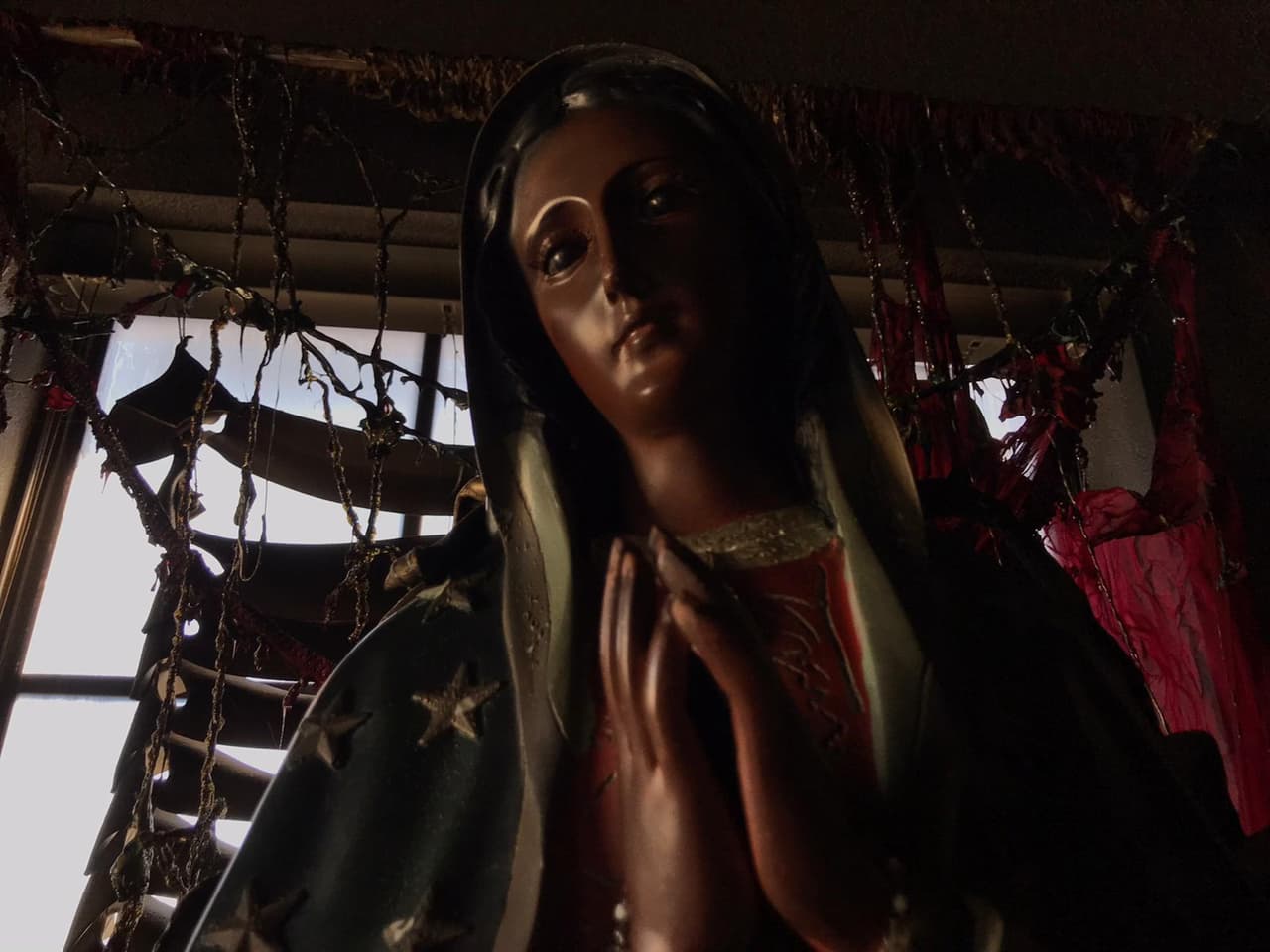 Incluso la Virgen de Guadalupe que esa noche visitaba a la familia, sobrevivió, aunque su color cambio por el humo del incendio y sus rayos solares se derritieron, un evento que asombra a la familia. 
<br>