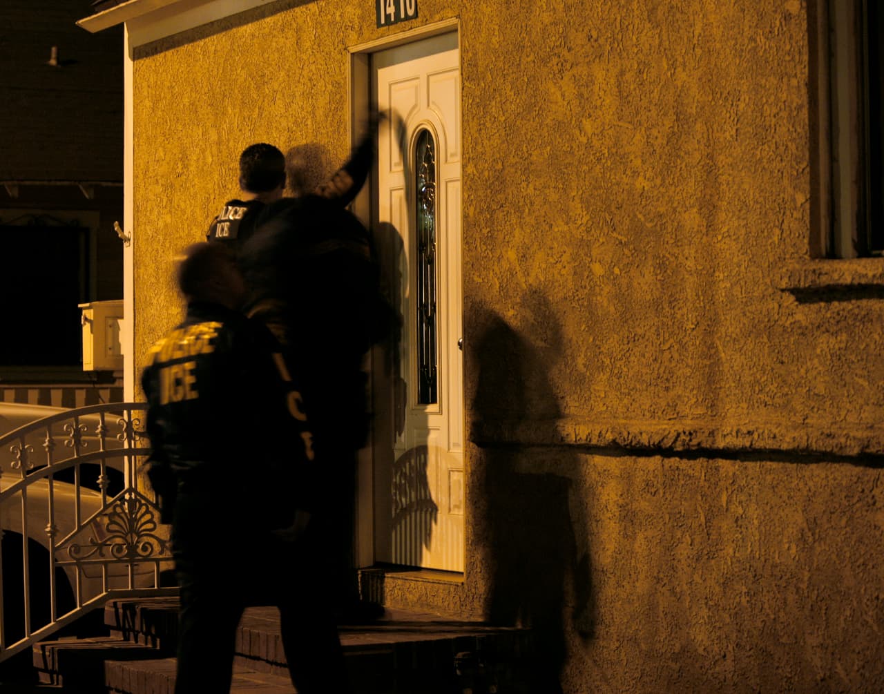 Tienes derecho a documentar todo. Esto incluye el derecho de tomar videos e imágenes. Tome notas de las placas de identificación los oficiales. Además, puede reporte la operación llamando a la línea directa de United We Dream al número: 1-844-363-1423
<br>
<br>