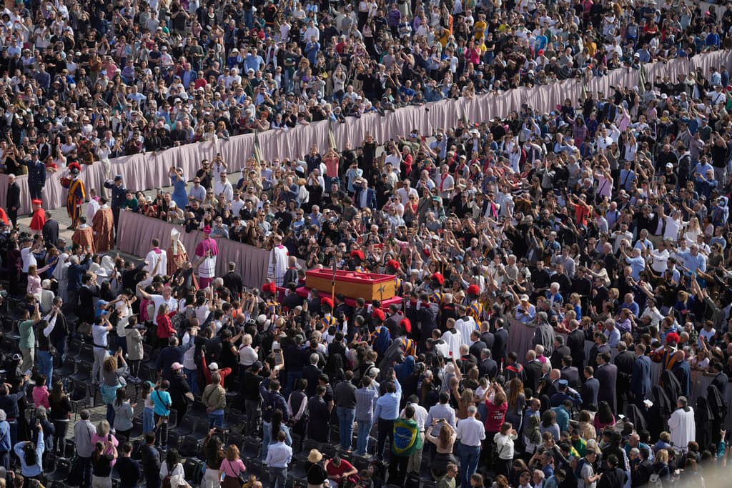 Así lució la Plaza de San Pedro este miércoles mientras el cuerpo del papa Francisco era trasladado a la Basílica de San Pedro.