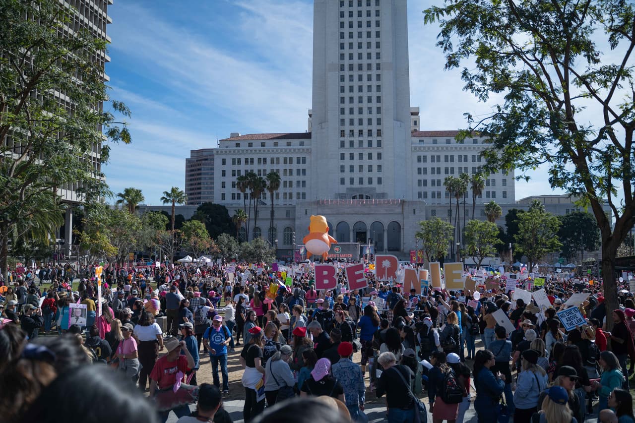 El punto de llegada fue el parque frente al ayuntamiento de Los Ángeles.