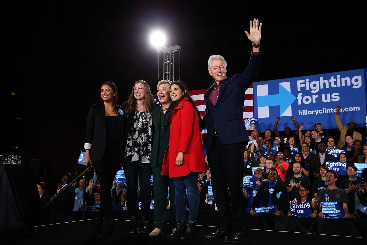 Eva Longoria y América Ferrera junto a Hillary, Bill y Chelsea Clinton en un evento por la candidata demócrata en Texas.