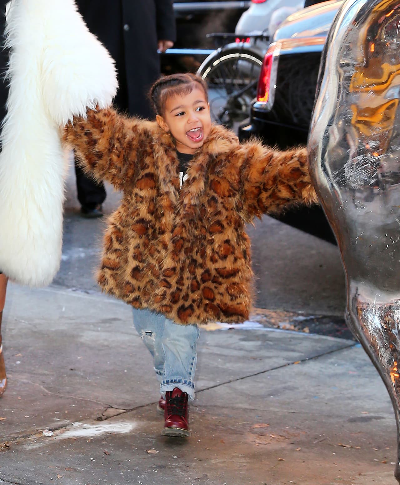 North West está de fiesta por su cumpleaños número tres. Para festejarla tenemos algunos de sus mejores looks, como este con un abrigo muy 'chic'.