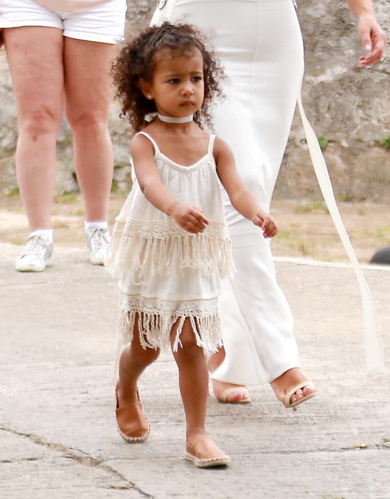 Con este lindo vestido y sus rizos muy coquetos caminó por Cuba.