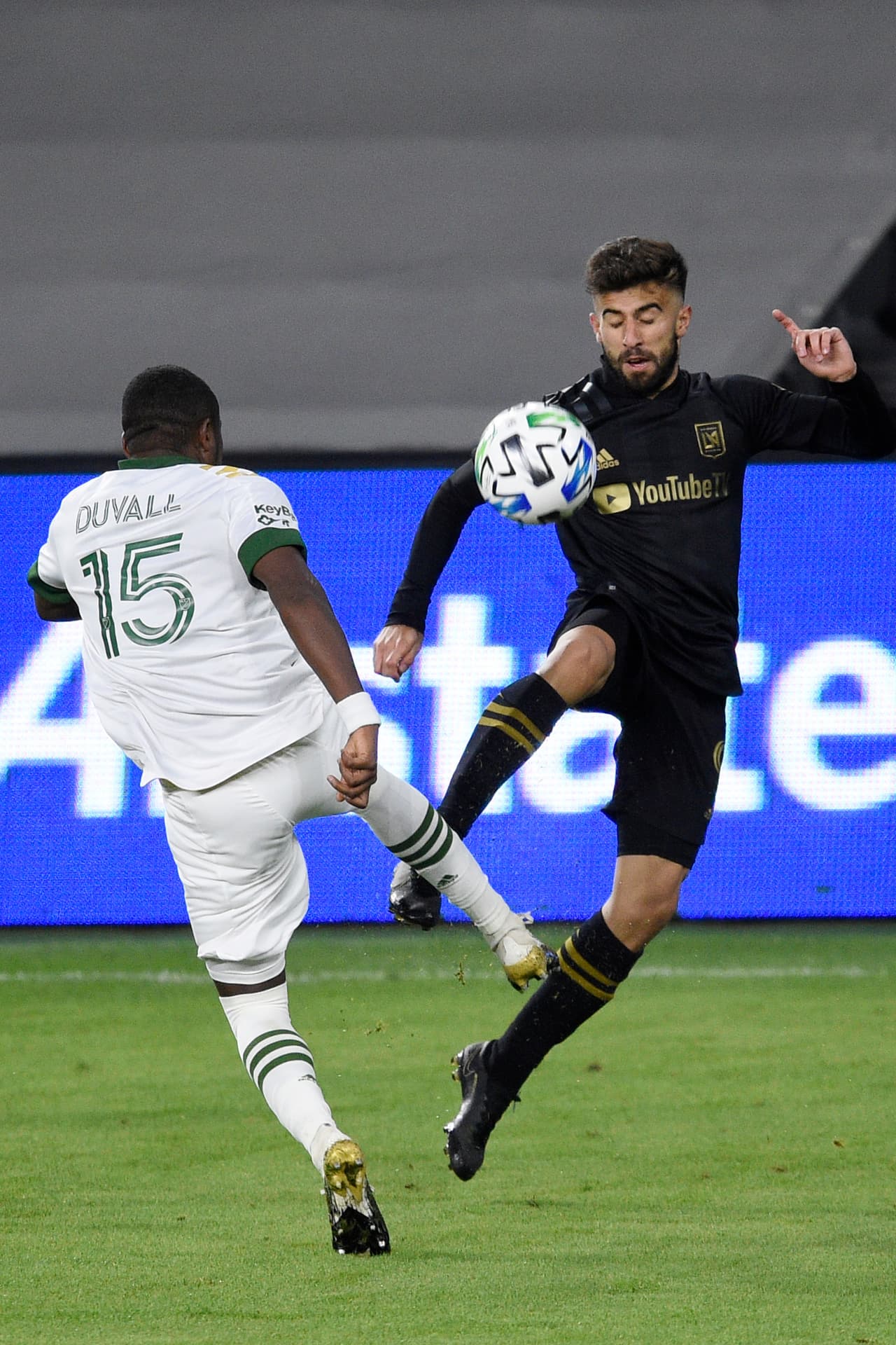 Carlitos Vela regresa al gol y el LAFC empata en casa frente a los Portland Timbers.