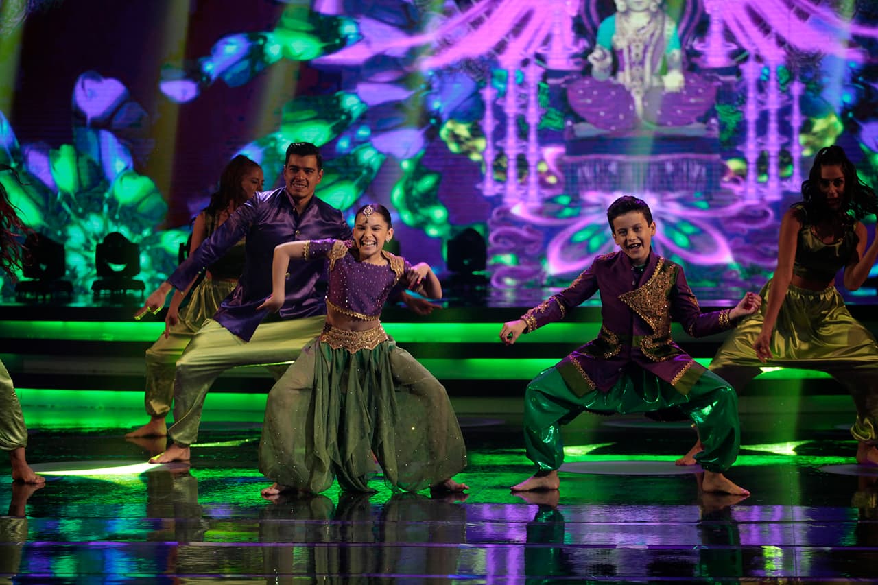 El siguiente número que les tocó presentar fue con el apoyo musical de la canción 'Jai ho'.