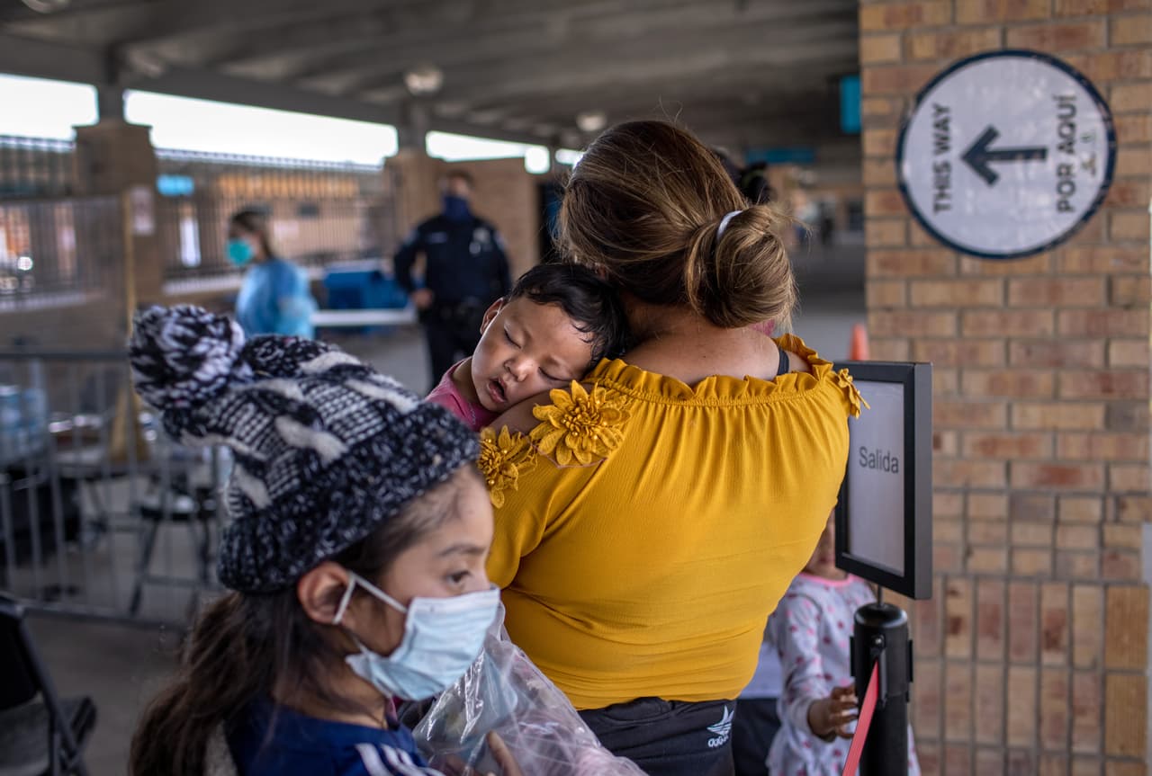 Biden restablece programa para que algunos menores de Centroamérica soliciten reunirse con sus padres en EEUU