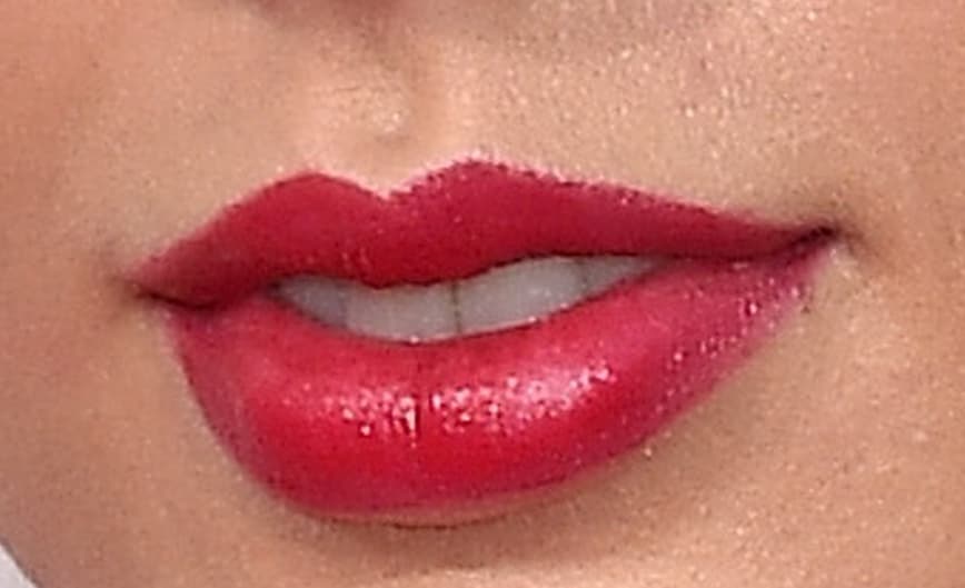 Casi siempre pinta sus labios de rojo, comenzó cantando country y ahora se ha inclinado más al pop. Tiene un disco que se titula '1989'. ¿Sabes quién es?