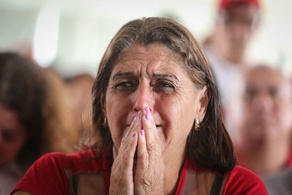 Esta seguidora de Rousseff rompió en llanto al saber de su destitución