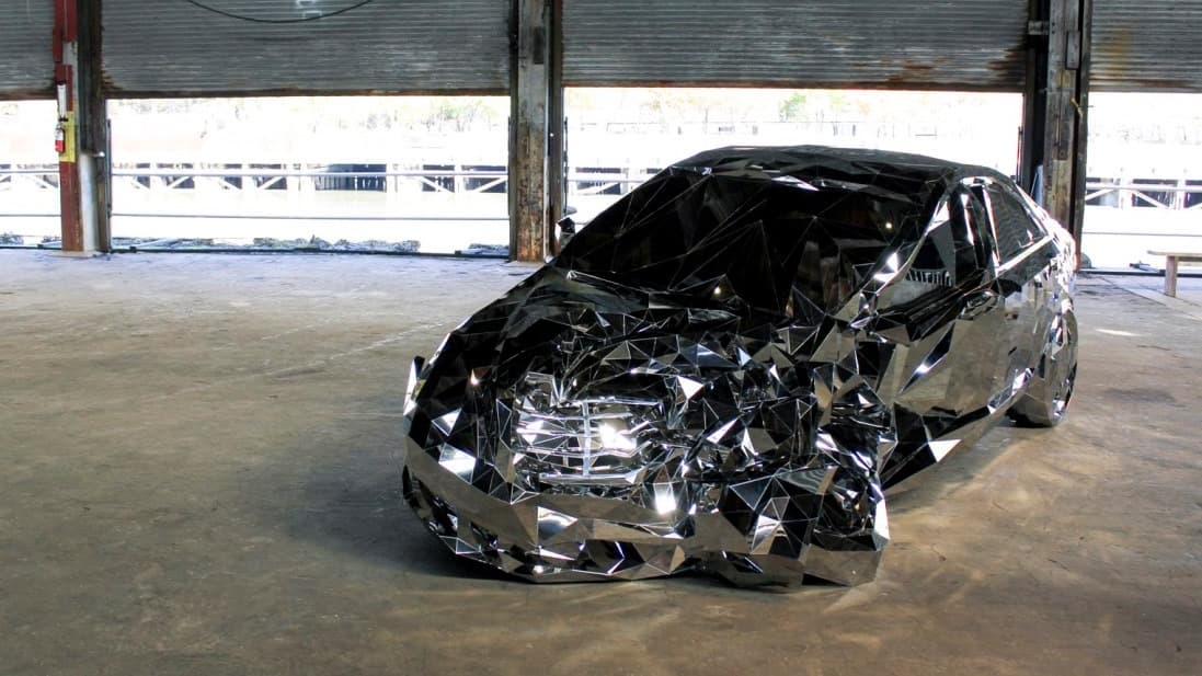 No se preocupen, ningún auto de lujo fue arruinado durante el proceso de creación de esta imponente obra. El artista manipuló un modelo digital 3D del automóvil hasta lograr el efecto buscado.