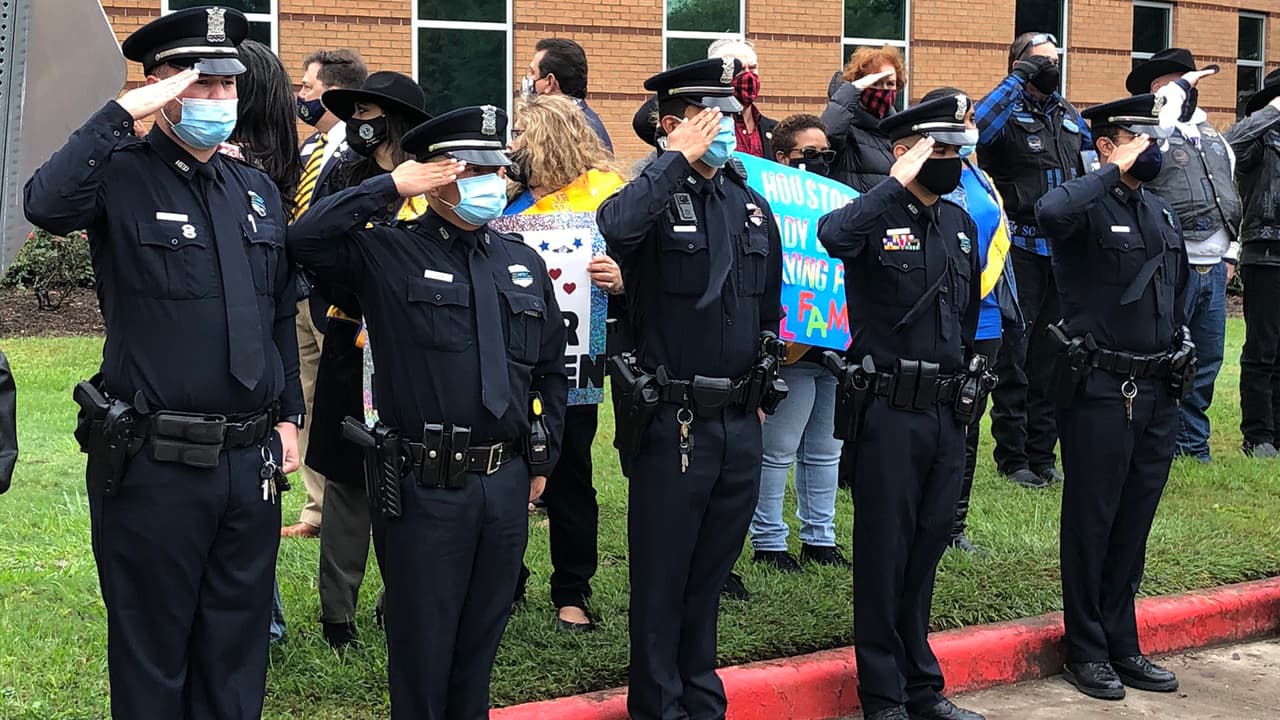 Leal ingresó a la policía en 1984 trabajando en la división de patrulla noreste y en la división de cárcel.