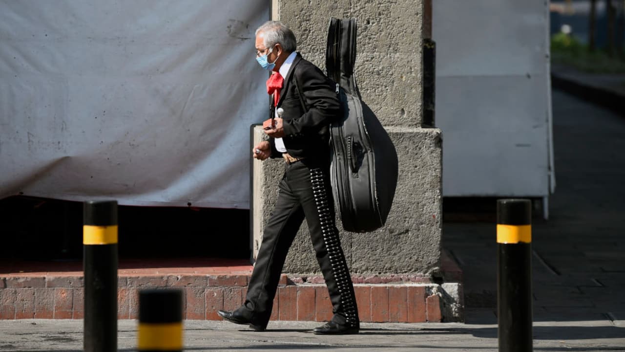 <h3 class="cms-H3-H3">La "Nueva Normalidad"</h3>
<br>
<br>El presidente de México, 
<a href="https://www.univision.com/temas/andres-manuel-lopez-obrador">Andrés Manuel López Obrador</a>, presentó el plan de reapertura del país compuesto por tres fases. La primera involucraba a los municipios que no tienen casos de contagio, 
<b>para después darle paso a una etapa dictaminada por un semáforo epidemiológico el cual establecería cual de los 32 estados que conforman al país podían retomar actividades</b>, con ciertas medidas, de acuerdo a sus propios registros de casos y decesos por coronavirus. 
<br>
<br>