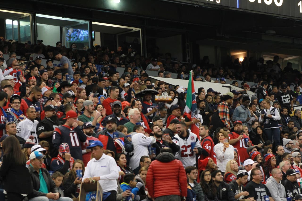 Miles de aficionados y apasionados de la NFL se dieron cita en el estadio Azteca para presenciar el duelo de Monday Night entre Raiders y Texans.