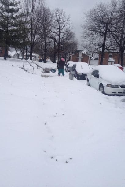 Varias personas tuvieron que salir a remover la nieve con sus palas, como nos muestra Alex Contreras.