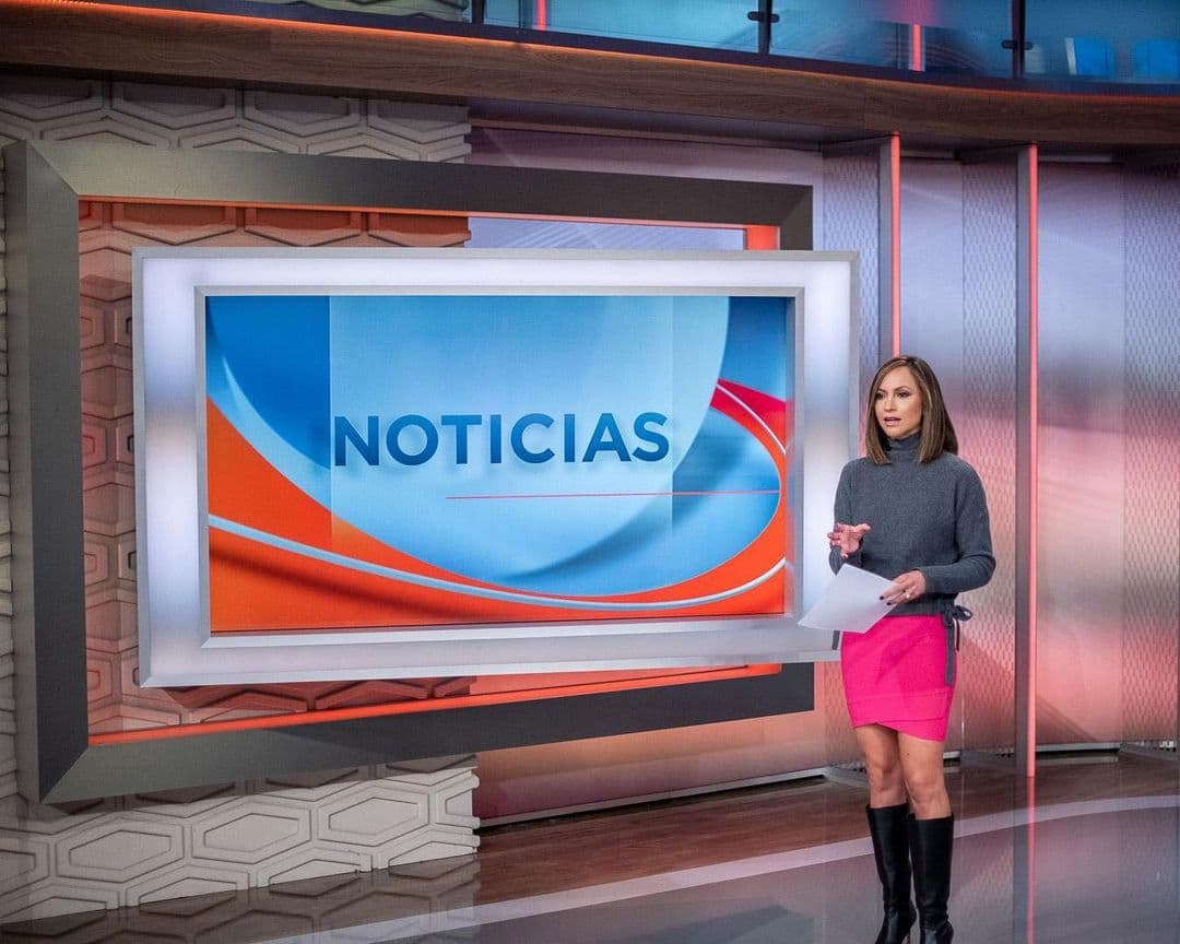 Aquí, la orgullosa mamá y brillante presentadora, trayéndonos lo mejor de las noticias.