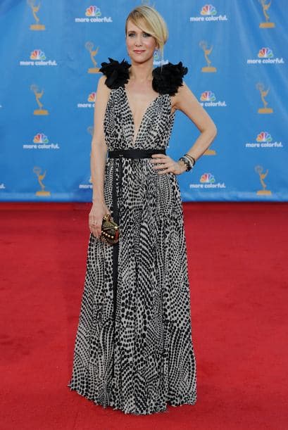 Kristen Wiig insiste en hacernos reír ¡hasta en las alfombras rojas! si no por qué traería esas hombreras tan alocadas que hasta nos gana la risa de verlas.