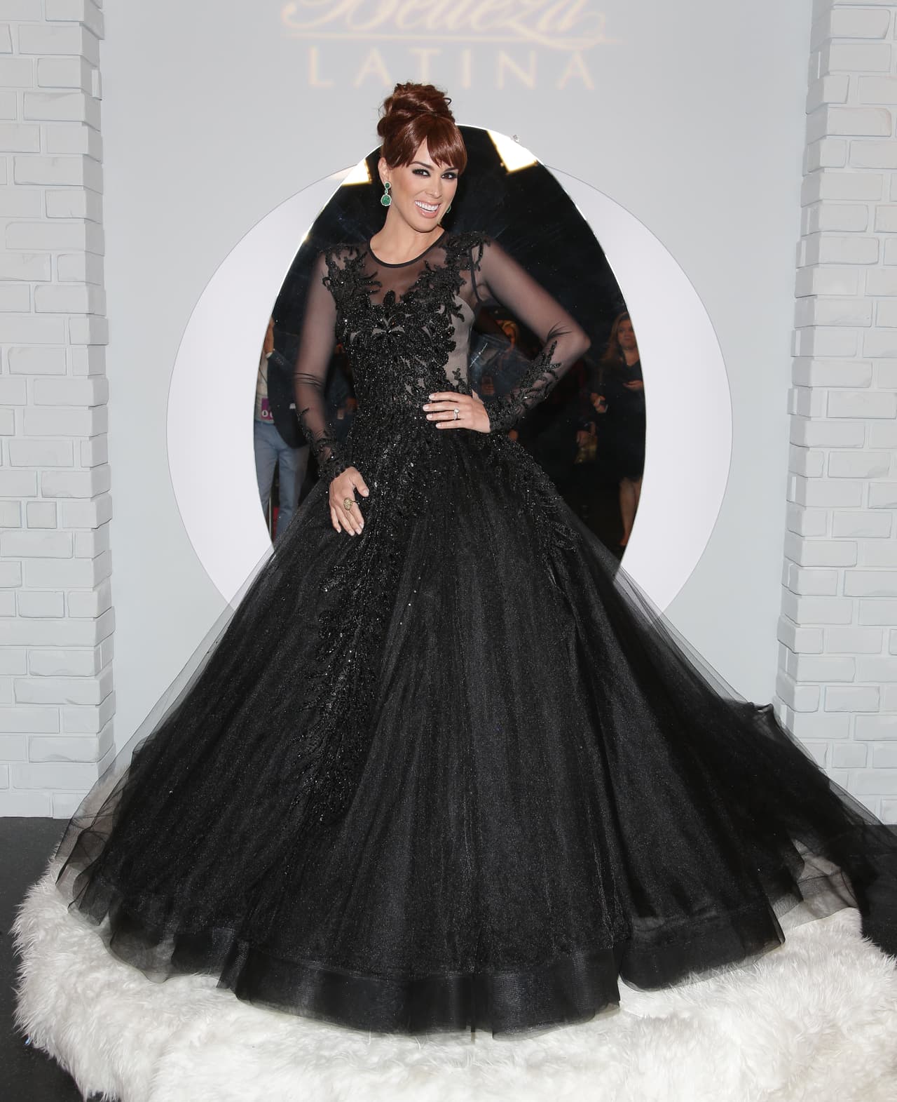 ¿La Dama de Negro? No, es Jacky luciendo un hermoso vestido al que sólo le agregó unos aretes muy discretos.