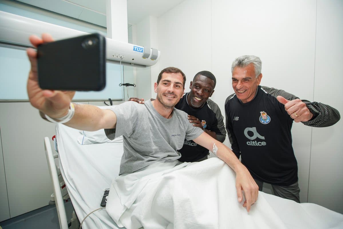 Visiblemente mejor, Iker Casillas compartió con emoción la visita de sus compañeros.