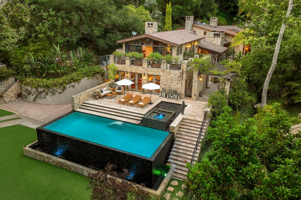 Jennifer López vendió su mansión de soltera de Bel Air.