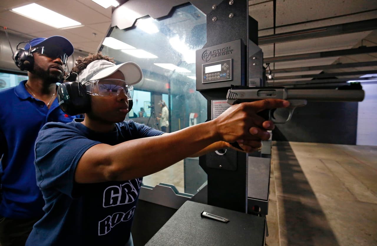 Ante la preocupación de autoridades, los legisladores agregaron varias enmiendas al proyecto de ley, incluido el requisito de que el Departamento de Seguridad Pública ofrezca un curso de capacitación gratuito en línea sobre seguridad de armas de fuego.
<br>