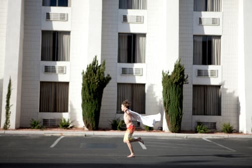 Revisa las reglas antes de salir del auto y asegúrate de seguir las reglas también. Recuerda que los niños emiten lo que hacen los adultos.