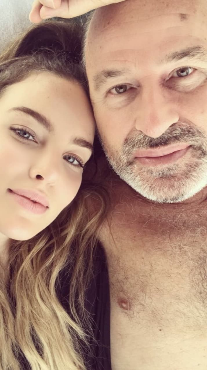 De por si Belinda levantó más de una cecja por su romance con el empresario mexicano Mohamed Morales, quien es bastante mayor que ella y luego, compartió esta fotografía con un hombre con el torso torso desnudo y en una cama. No fue extraño que sus seguidores pensaran que su cuenta estaba hackeada.