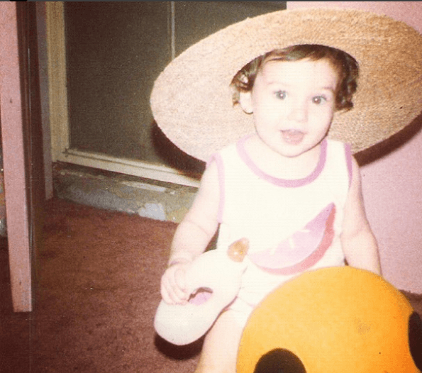 A través de su cuenta de Instagram ha compartido divertidos y entrañables momentos de su infancia.