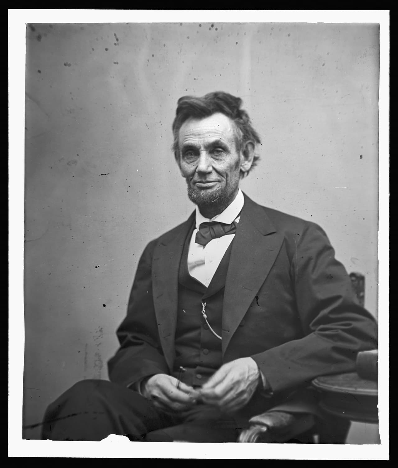 A los 21 años, Abraham Lincoln ya medía 1.9 m de estatura. Amaba las ostras importadas, se dice que fue un gran luchador y que sólo perdió una pelea entre 300. Condujo el país durante la guerra civil, abolió la esclavitud y fue asesinado por el actor John Wilkes Booth en 1865.