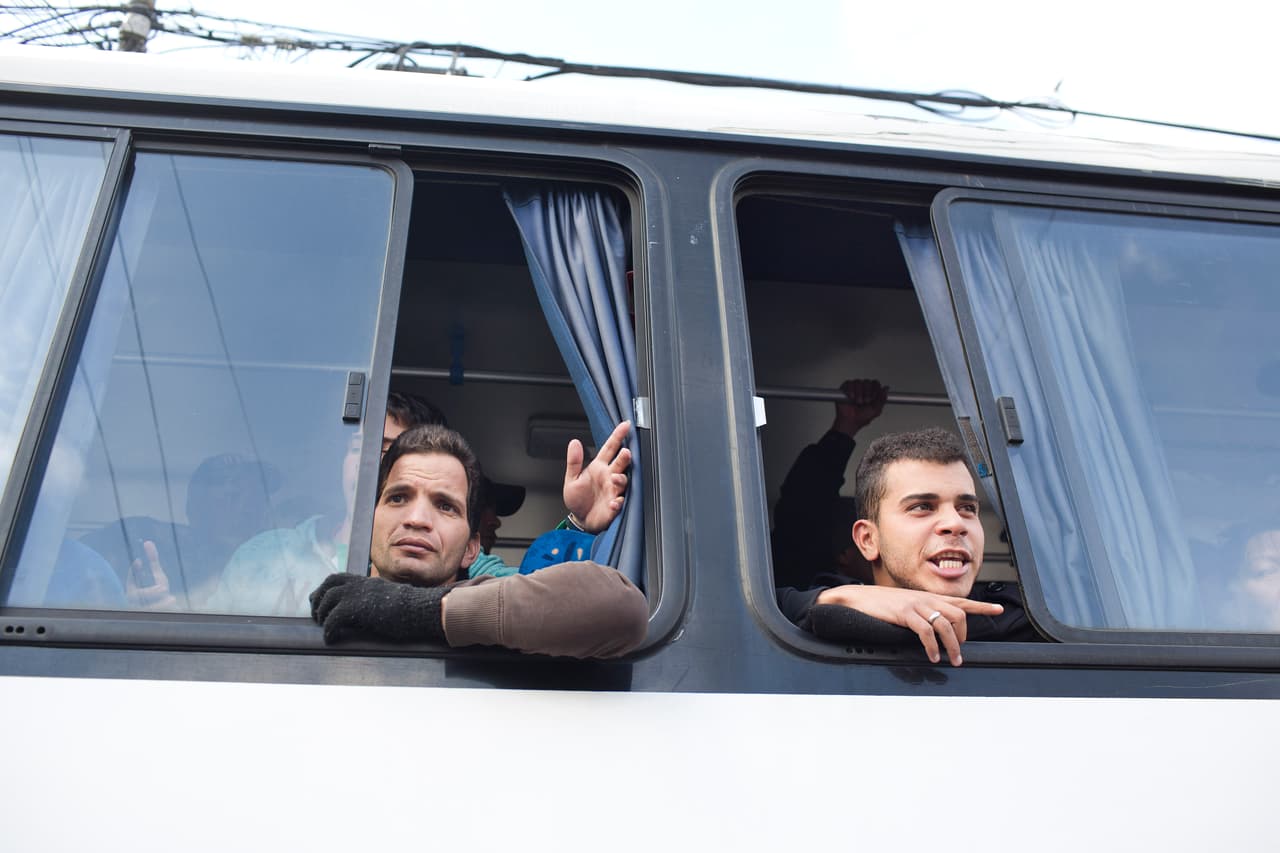 Los escasos momentos que hubo posibilidad de hablar con ellos fue a a través de las ventanillas de los buses policiales que los llevaban del centro de detención a los juzgados donde se tramitó la deportación masiva.