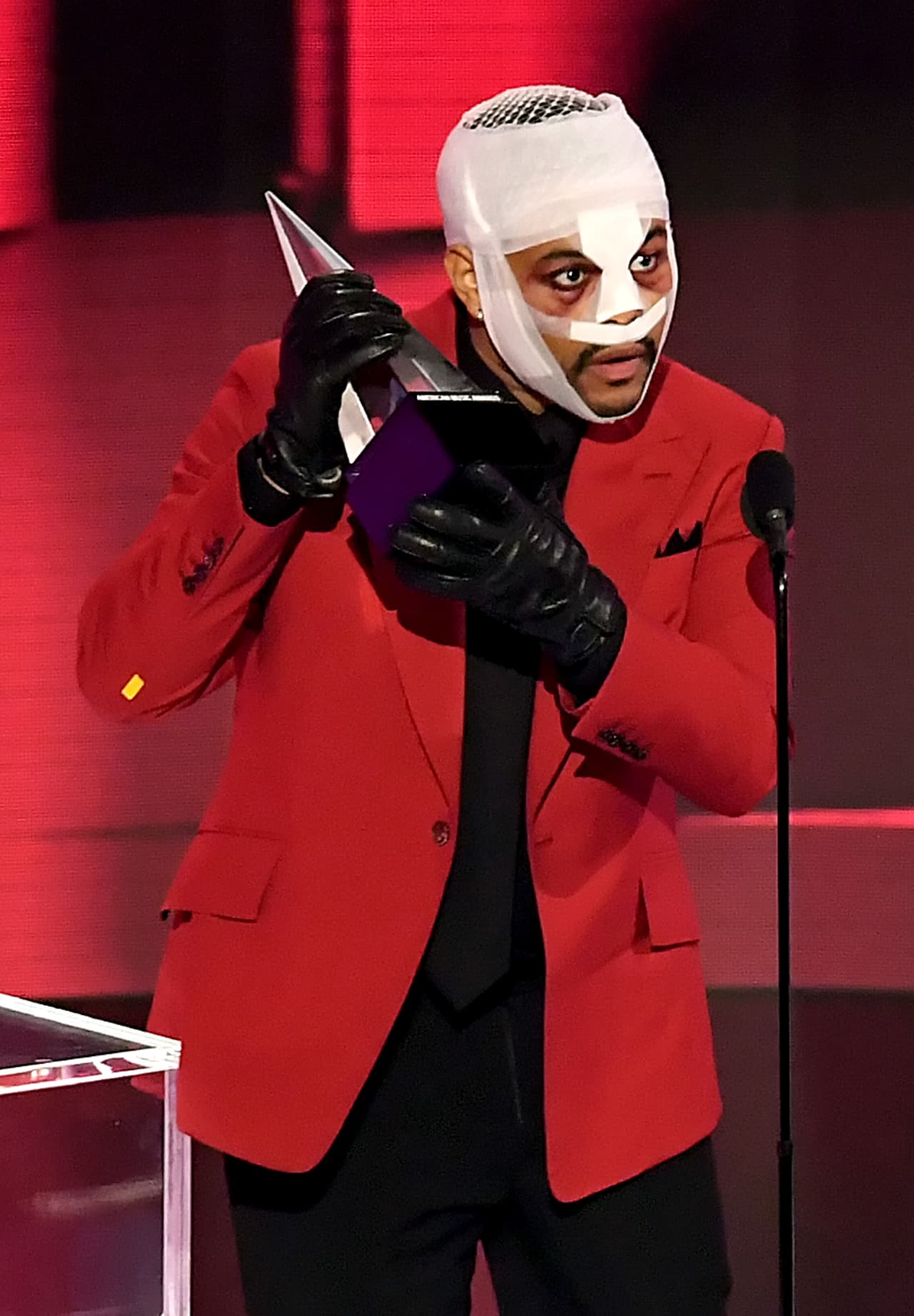 De todos, llamó la atenciónel cantante The Weeknd al subir así a recoger el premio a la Canción Favorita de Soul / R&B.