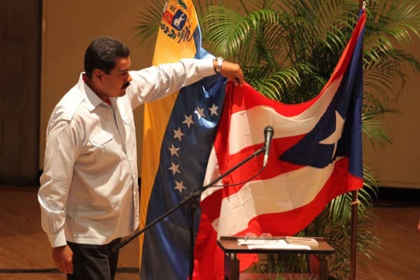 Nicolás Maduro confunde la bandera de Puerto Rico con la de Cuba en la entrega de un premio