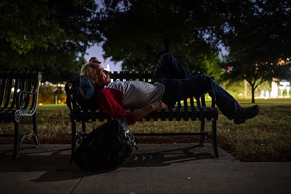 Los oficiales podrán sacar a las personas de las áreas en las que están bloqueando negocios o lugares que la policía ha cerrado por razones de seguridad pública.