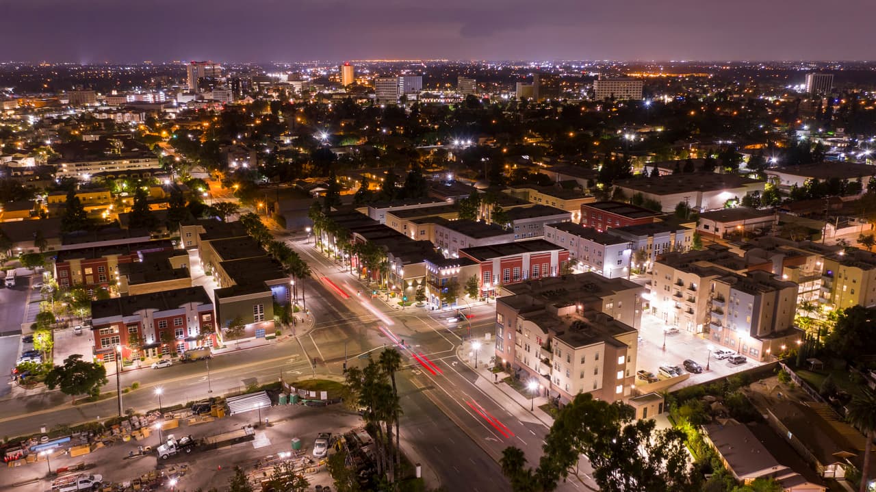 <b>Puesto 8. Santa Ana, California.</b>
<br>
<br>Precio promedio de una residencia unifamiliar: 549,900 dólares.
<br>Renta mensual: 2,800 dólares.
<br>Cuota inicial del 20% para hipoteca: 109,980 dólares.
<br>Pago mensual de la hipoteca (luego del 20% de inicial): 2,331 dólares. 
<br>Diferencia entre alquiler e hipoteca mensual: 469 dólares.
<br>Ahorro al comprar en lugar de alquilar: 5,628 dólares al año.